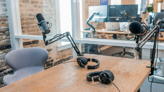 Publicité radio : pourquoi reste-t-elle un média roi du matin ?